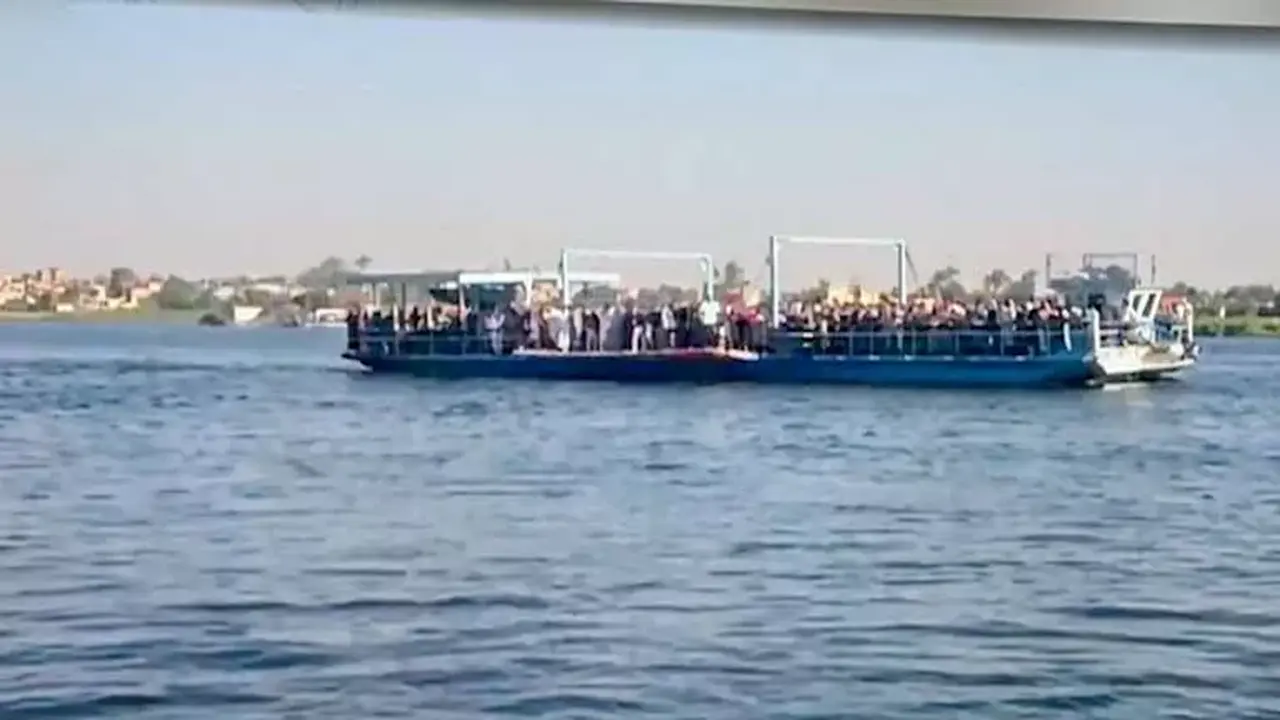 نجاح تعويم معدية أشمنت عقب تعرضها لحادث شحوط في نيل بني سويف